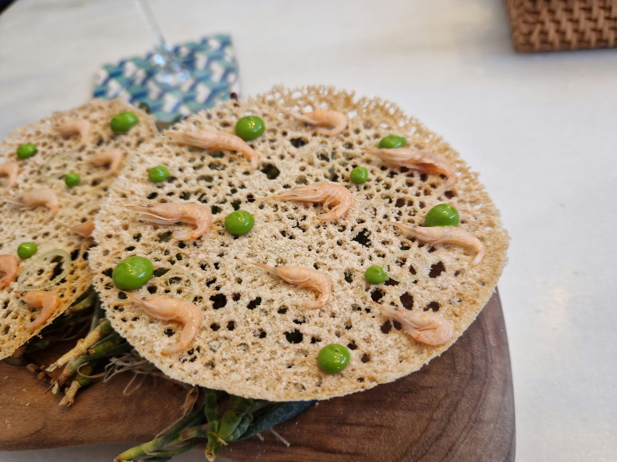 Cracker with miniature gambas