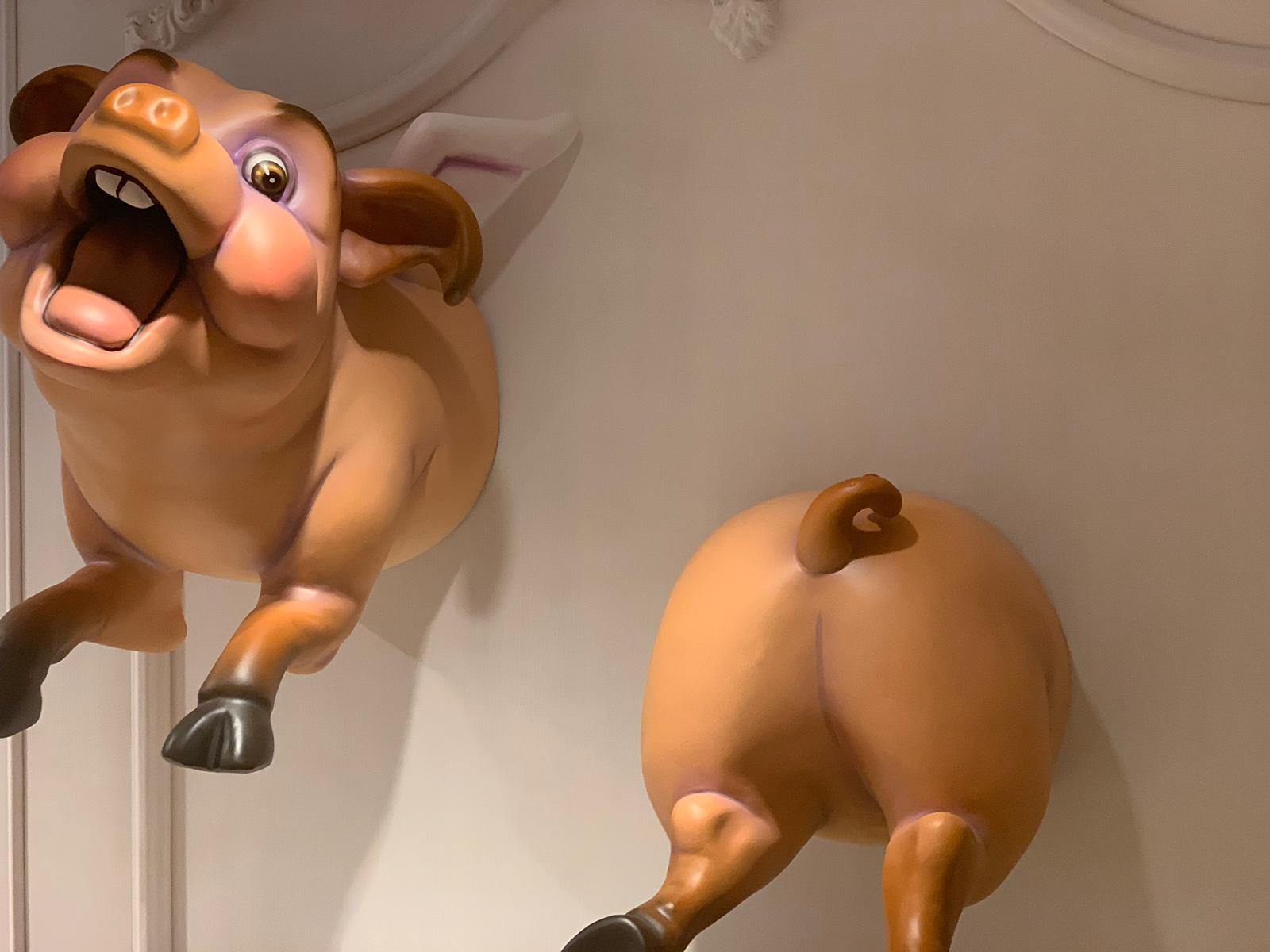 Pig sculptures at DiverXO