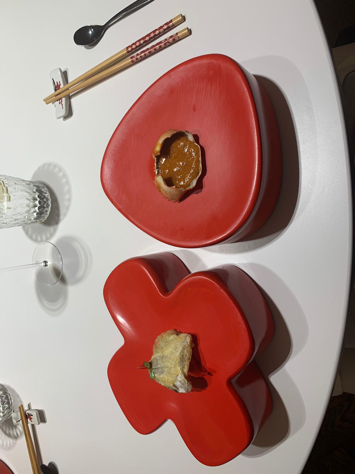 Red presentation plates at DiverXO