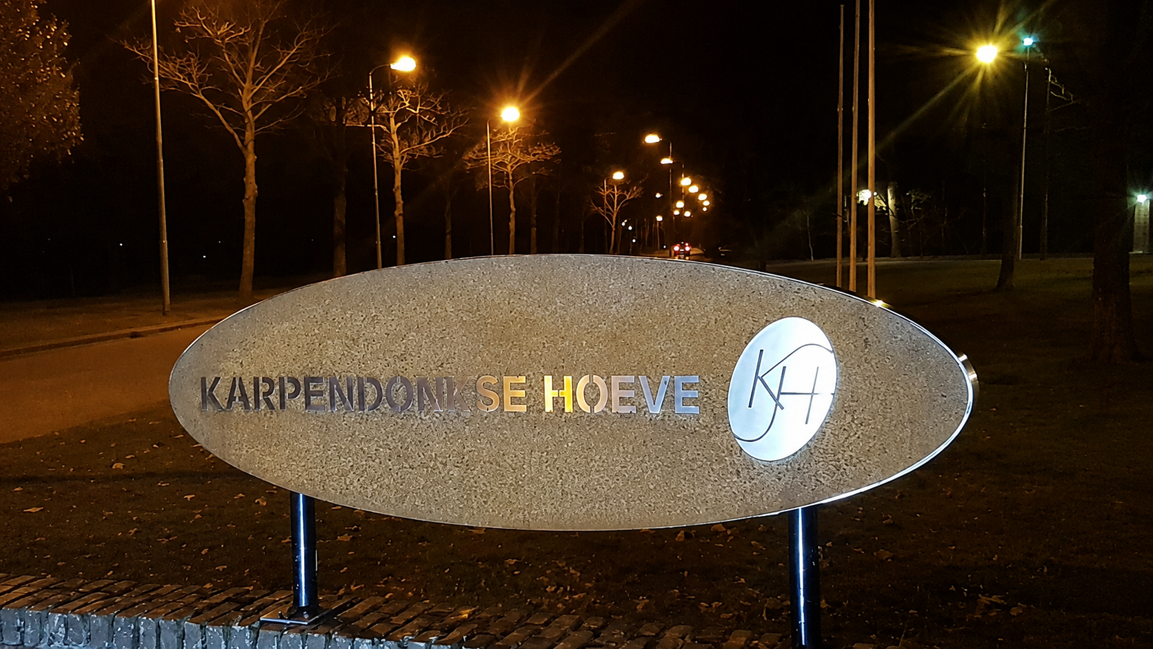 De Karpendonkse Hoeve sign at night