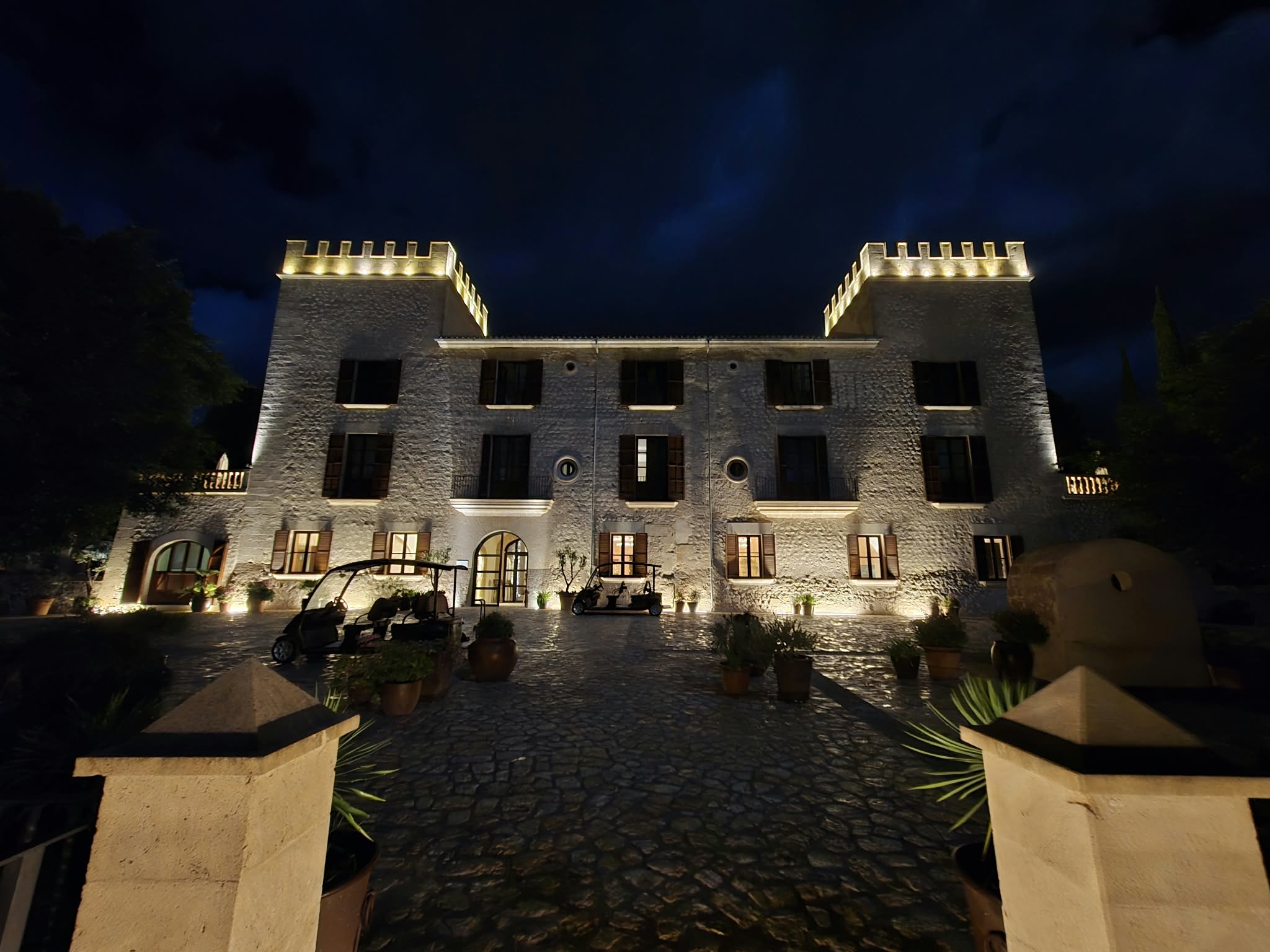 Castell Son Claret at night